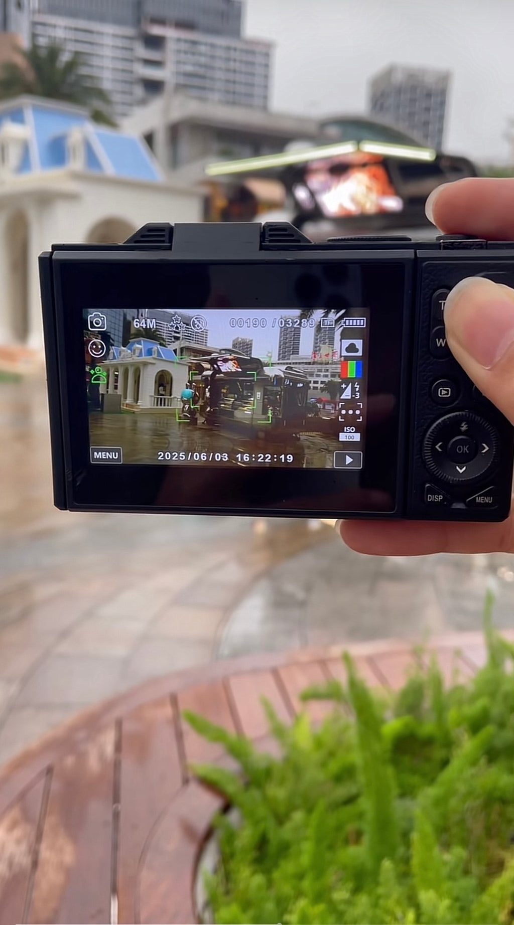 4K Digital Camera for Photography and Video Autofocus Anti-Shake 48MP Compact Vlogging Camera 3'' 180° Flip Screen with Flash